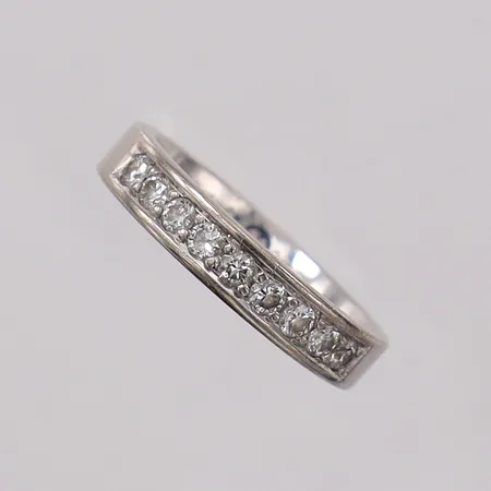 Alliansring med diamanter 9 x ca 0,04ct stl:17¼, bredd 4mm, gravyr, vitguld, 18K Vikt: 5,9 g