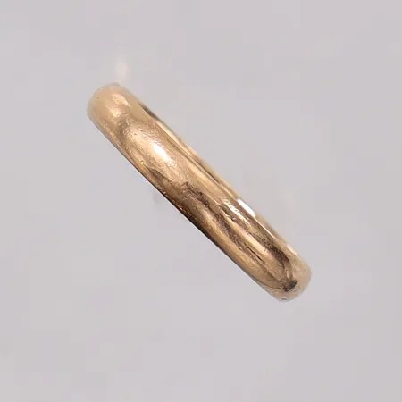 Ring slät stl:18 bredd 3,4mm, gravyr. 18K Vikt: 2,9 g