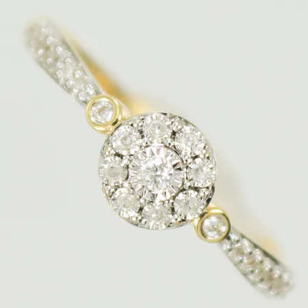 Ring med 23 diamanter ca 0,18ct, stl 18 bredd 1,5-6mm, 18K 1,7g Vikt: 1,7 g