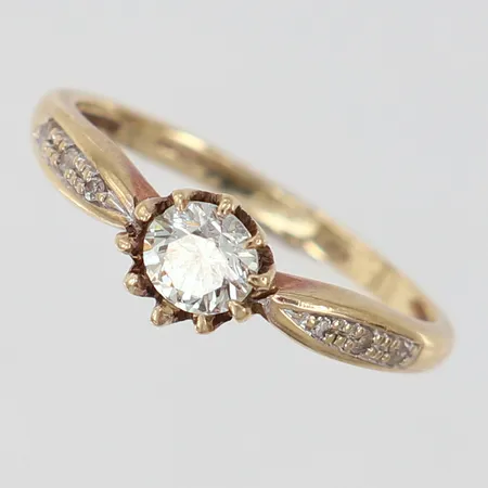 Ring med diamant 1 x ca 0,40ct + 8/8-slipade 6 x ca 0,005-0,01ct stl 16¾ bredd 1,5x5,5mm, diamant lös i infattningen, 9K Vikt: 1,5 g