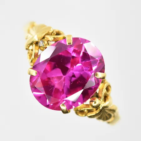 Ring med cerise sten stl:17¾, bredd 2-11mm, sten sitter löst, 18K. Vikt: 3,5 g