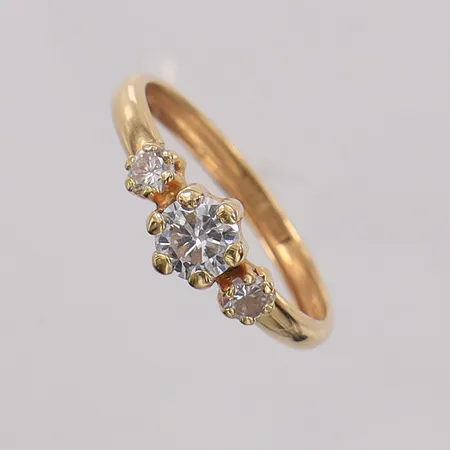 Ring med kubisk zirkonia stl:18, bredd 2,4-6,2mm, GHA. 18K Vikt: 1,1 g