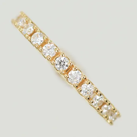 Ring helallians vita stenar, stl 16¾ bredd 2,5mm, 18K 2,5g totalt.