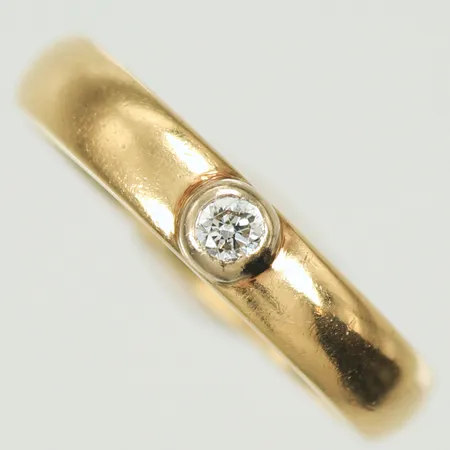 Ring med diamant ca 0,05ct, stl 18¾ bredd 4mm, 18K 5,5g