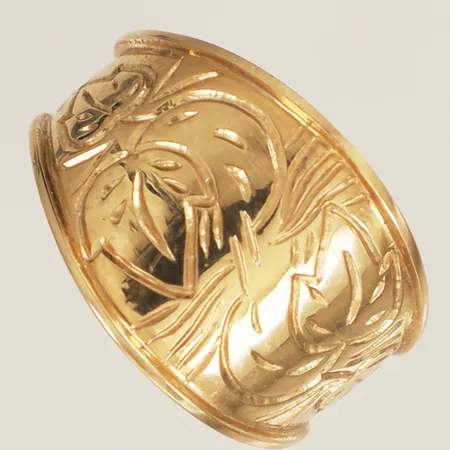 Ring med dekor stl:17½ bredd 14,2mm 18K Vikt: 5 g