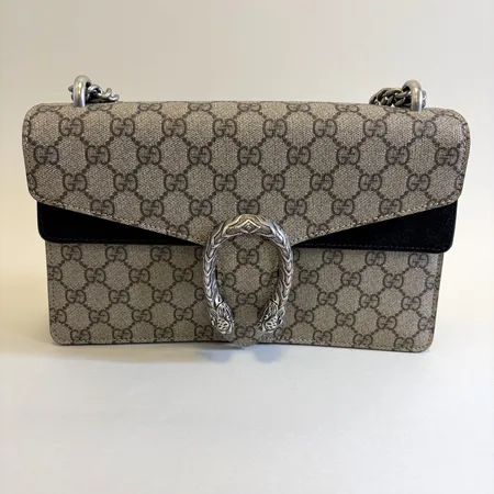 Väska Gucci Dionysus GG Supreme monogram canvas, serie-nr: 400249/498879 innerfoder i svart mocca axelrem beslag i vitmetall mått 28x17,5x7cm kvitto från NK Runway Göteborg 2021 små fläckar bruksslitage inga överiga tillbehör.
