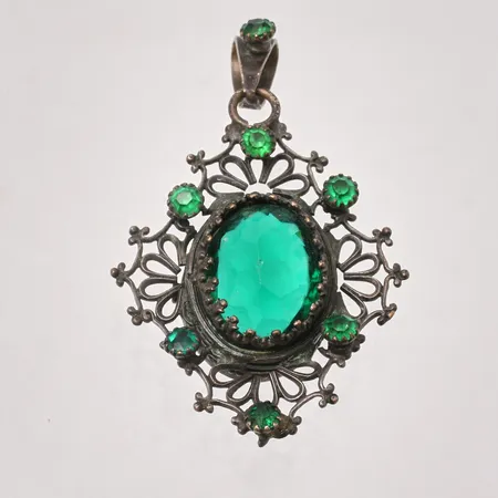 Hänge mått ca 33x53mm, 8st gröna stenar mått ca 3,5x16mm, silver 830/1000, 11,85g.