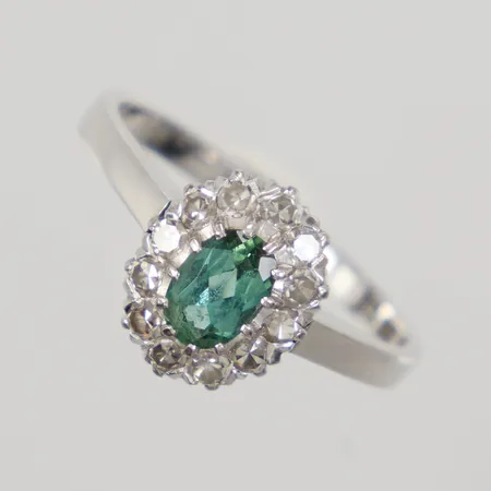 Ring med grön sten samt 12 åttkantslipade diamanter ca 0,18ctv, stl 17½, bredd 2 - 11mm, vitguld 18K Vikt: 3,7 g