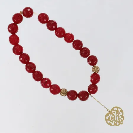 Armband med röda samt gula stenar Ø ca 8-8,5cm, bredd 8mm , hängande berlock i guld, bruttovikt: 15,8g.