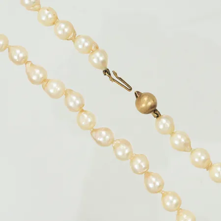 Pärlhalsband odlade saltvattenpärlor barocka, ca Ø 6,5mm, längd 56cm, guldlås 18K, behov av omträdning, 32,8g totalt.