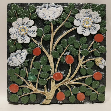 Väggplaket Nypon ur serien Pomona Lisa Larsonmått 22x21,5cm, keramik, glaserat stengods stämpelsignerad Lisa L, Gustavsberg Sweden  Skickas med postpaket.