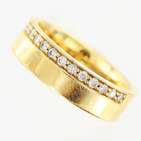 Ring diamanter 15 st totalt 0,30ctv enligt gravyr Schalin stl:17¾ bredd 6mm gravyr 18K. Vikt: 9,2 g