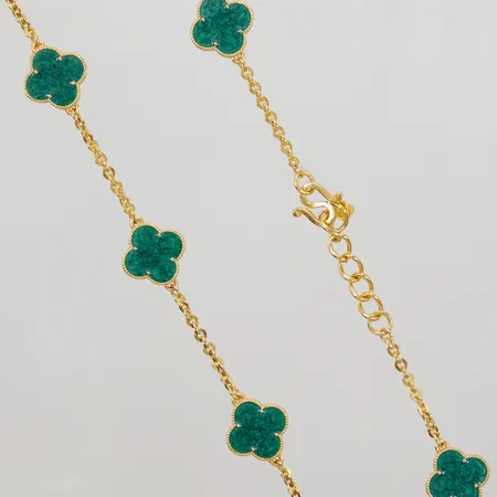 Collier med grön emalj längd 44 - 47cm, bredd 2,6 - 14,6mm, certifikat från Thailand, ej märkesdesign, 23K Vikt: 16,1 g