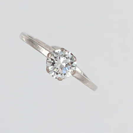 Ring med diamant 1 x 0,80ct ca Tcr(I)/VS äldre briljant slipning med kapad kulett, stl:17½ bredd 6mm, avklippt,skev/bucklig skena 18K Vikt: 2,6 g