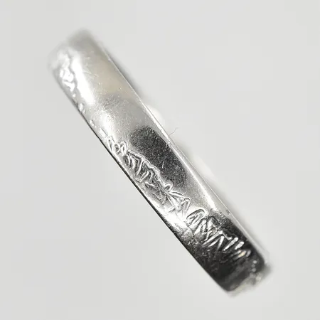 Ring Schalin stl:19¼, bredd 4mm, gravyr, vitguld, 18K. Vikt: 4,3 g