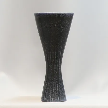 Vas Carl-Harry Stålhane för Rörstrand stengods, serie "SDO", blåglaserat stengods, höjd 18cm Skickas med postpaket.