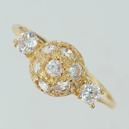 Ring med vita stenar stl:17¾ bredd 7,8mm 18K Vikt: 1,8 g