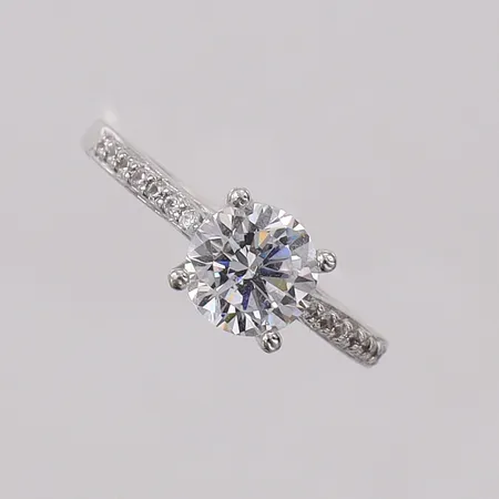 Ring med stenar stl:17½, bredd 1,6-7mm, rodierat silver 925/1000 Vikt: 2,7 g