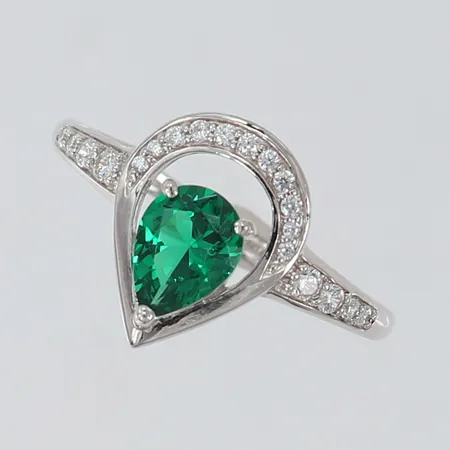Ring Guldfynd med grön samt vita stenar stl.19½ bredd 12mm silver 925/1000 Vikt: 2,8 g