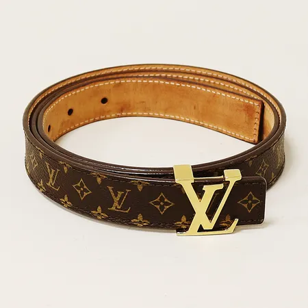 Bälte Louis Vuitton M9781 95/38, datumkod CT4156, brun monogram canvas, spänne i gulmetall, längd fram till innersta hål 90cm, spännets bredd/höjd 3cm, remmens totala längd och bredd 111cm/2,5cm, repor på spännet, dustbag, inga övriga tillbehör.