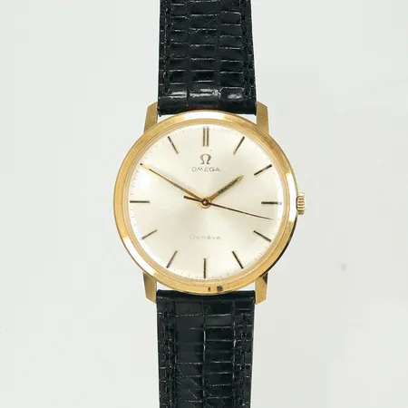 Herrur Omega Genéve Ø34mm, mekanisk manuell, urverk går ej, 14K i boetten, läderband ej original.