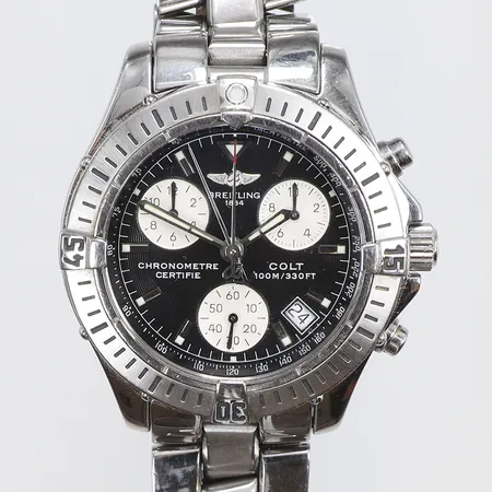 Herrur Breitling Colt Ø38mm ref nr. A73350 snr. 746148 möjligt servicebehov (kronografen fungerar men inte tiden, antingen batteribyte eller också servicebehov) med certifikat daterat 2004 samt manual med kronograf, datum, quartz, stållänk fighterlänk, repor och slitage