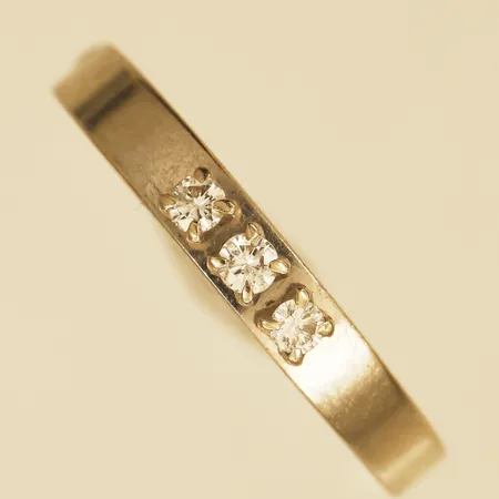 Ring med diamanter 0,12ctv enligt gravyr stl:17¾ bredd 3,0mm vitguld 18K Vikt: 1,9 g