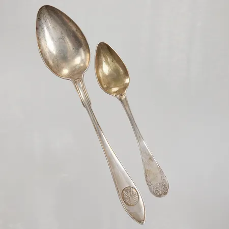 2 Skedar, bucklor, gravyr, silver 830/1000 Vikt: 46,4 g