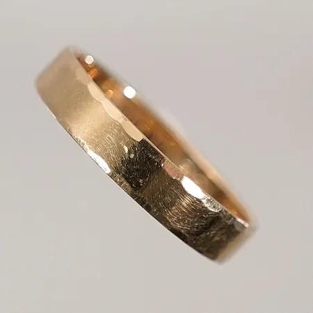 Slät ring med gravyr stl 19¾ bredd 4,1mm 18k Vikt: 3,3 g