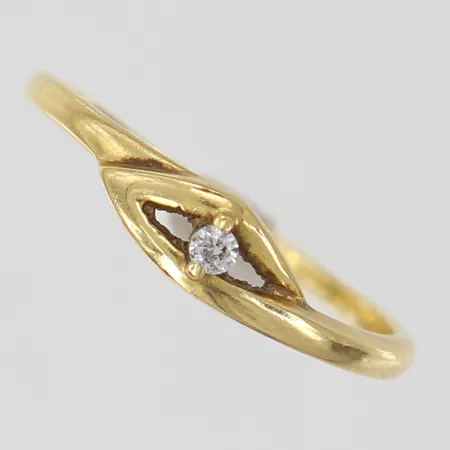 Ring med vit sten stl:18 bedd 4,4mm 18K Vikt: 1,7 g