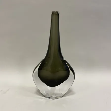 Vas Nils Landberg för Orrefors "Sommerso" ca 23cm, signerad och numrerad 3538/1, nedre delen med repor samt smärre nagg, rökmålat glas  Skickas med paket.