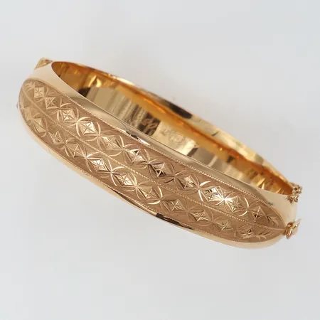 Armband med mönsterdekor Ø65mm innermått ca 57x65mm säkerhetskedja Helsingfors NW Eino Westerback år 1965, gravyr 14K Vikt: 29,9 g