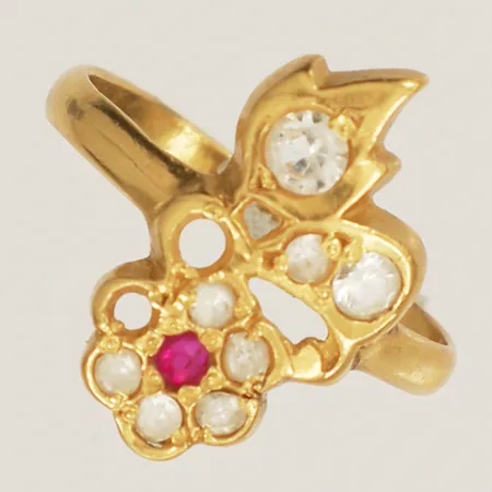 Ring med rosa samt vita stenar stl:17¼ bredd 19,0mm stenar saknas skevheter på skena 21K Vikt: 3,7 g