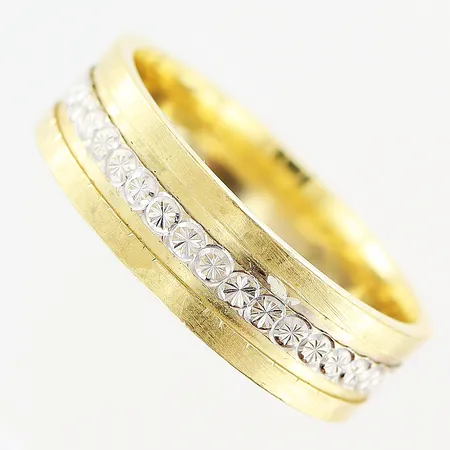 Ring mönstrad stl:18¾ bredd 5,5mm vit/gulguld repor, 14K. Vikt: 5,4 g