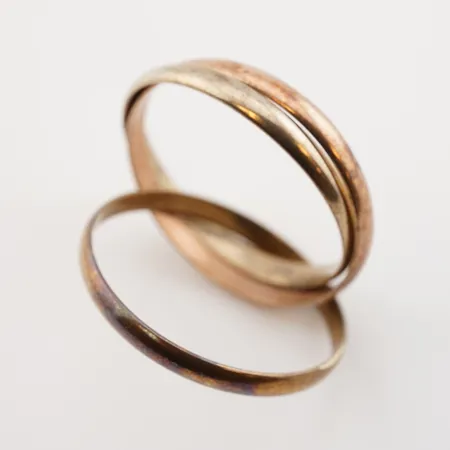 Ring tredelad, stl 19½(61), bredd 5mm, 14k Vikt: 3,4 g