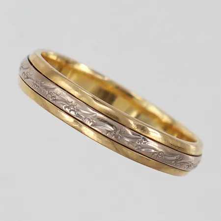 Ring med vitguldsdetaljer stl:19mm bredd 4mm 18K Vikt: 4,3 g