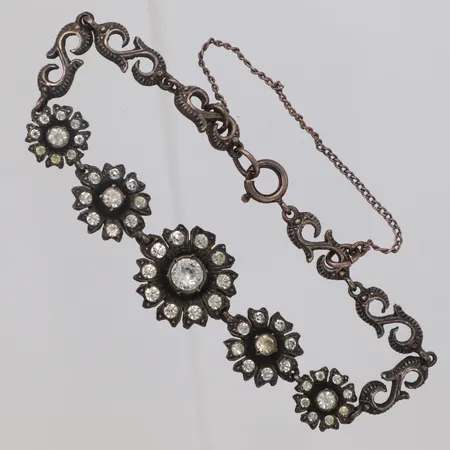 Armband med vita stenar, innermått ca 17cm, bredd 6-17mm, säkerhetskedja, 830/1000 silver Vikt: 13,1 g