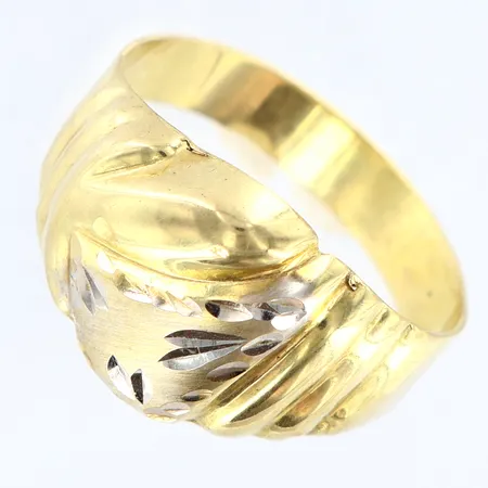 Ring vitguldsdetalj stl:18¾, bredd 4-13mm, skevheter, 14K Vikt: 1,9 g