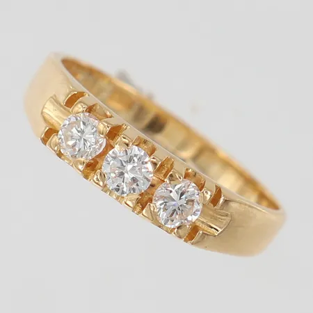 Ring med diamanter 1 x 0,11ct, 2 x 0,10ct, stl:16¾, bredd 4,2mm 18K OBS Ändrat Pris! Vikt: 2,6 g