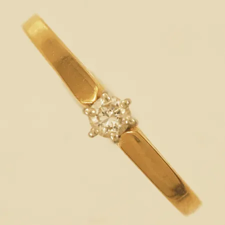 Ring med diamant 1xca0,08ct stl:17 bredd 4,0mm fattning i vitguld 18K Vikt: 1,9 g