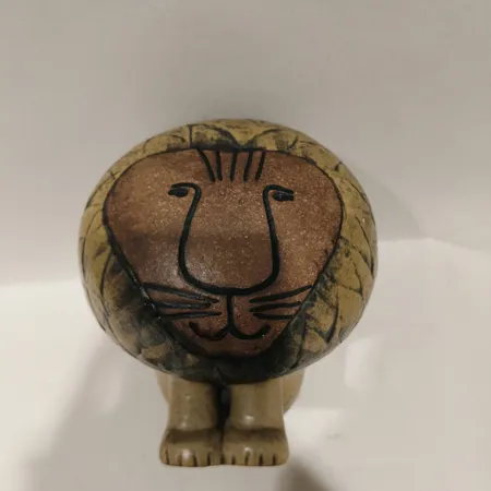 Figurin Lejon Mini ur serien Afrika Lisa Larson för Gustavsberg höjd:15cm delvis glaserat stengods liten glasyrskada stämpelsignatur undertill.  Skickas med postpaket.