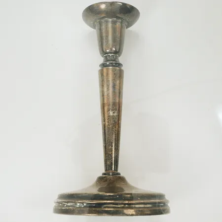 Ljusstake höjd 16cm, foten gipsfylld, stämplad SSÄ, silver 925/1000-delar, 231,1g totalt.
