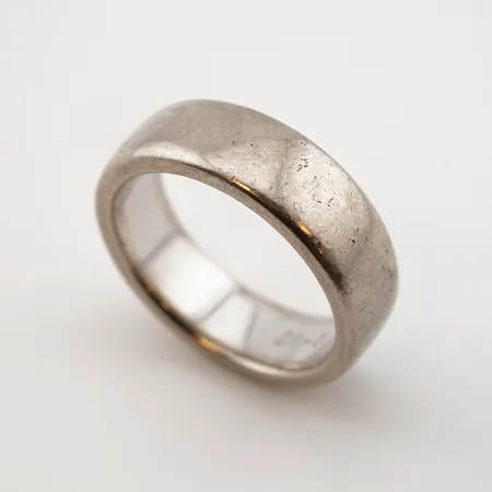 Ring, vitguld, stl 18½(58), bredd 7mm, 18k, gravyr Vikt: 15,2 g