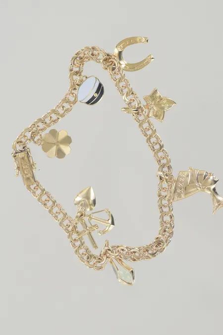 Armband med berlocker längd 19 cm, bredd 5 mm, 18K Vikt: 13,9 g
