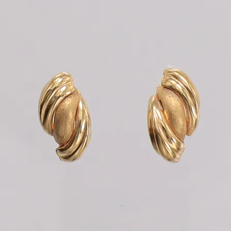 Örhängen matterad detalj, längd 12,6mm bredd 7,2mm. 18K Vikt: 1 g