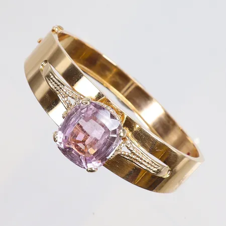 Armring öppningsbar med slipad lila sten Ø57mm bredd 8-16mm gravyr 18K Vikt: 33,5 g