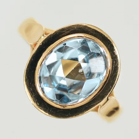 Ring med ljusblå sten, stl 17½ bredd 3-14mm, 20K 4,3g totalt