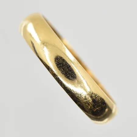 Ring stl:17¾, bredd 4mm, gravyr, 18K. Vikt: 3,5 g