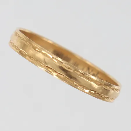 Ring med mönsterdekor stl:21¼ bredd 3,4mm Schalin 18K Vikt: 2,1 g