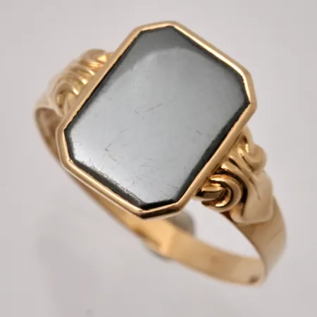 Klackring stl:20¼ bredd 2,6-13,7mm, Hematit, mått 10x12,8mm, Ceson Guldvaru Ab, 1955, 18K, 3,78g.
